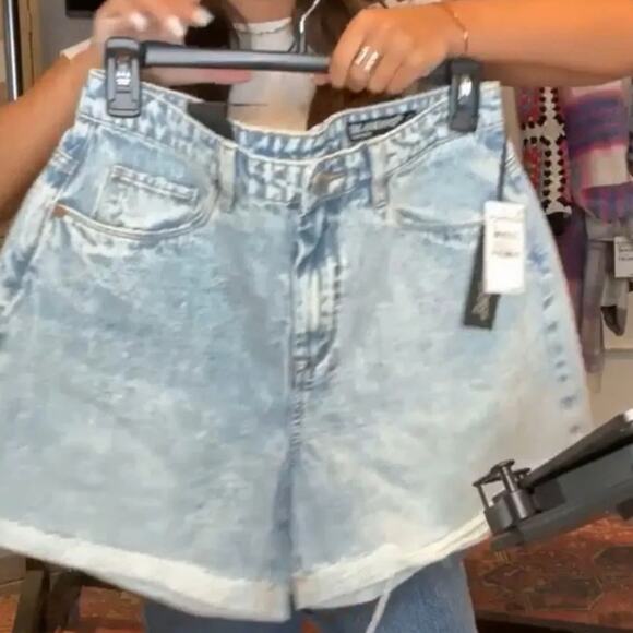 Blank NYC The Perry Shorts in Party Everyday, Size 28, New with Tag - Picture 5 of 6